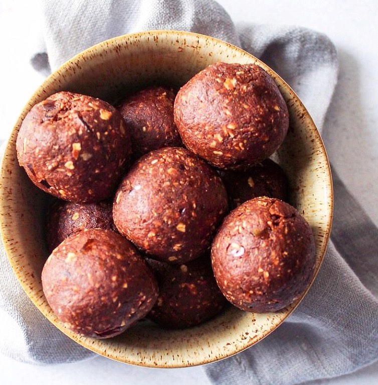 CHOCOLATE ALMOND DATE BITES 🤎
Take a bite and transport yourself to a land of wholesome goodness!  These delicious Chocolate Almond Date Bites, created by @what.katie.does98 are the perfect pick-me-up, satisfying your sweet tooth and giving you the nourishment you need.

You will need:
️ 10 medjool dates, pitted
️ 1 tbsp smooth almond butter
️ 2 tbsp Food Thoughts organic cacao powder
️ Splash of water
️ 1/4 cup ground almonds
️ 1/2 cup oat flour

Method:
Remove the stones from the dates and roughly chop. Blitz in a food processor with a splash of water until a smooth paste. Add the rest of the ingredients and blitz until it comes together.

Use your hands to roll into small balls. Store in the fridge for a week or the freezer.

Find more inspiring recipes on our website (link at bio) and follow Katie’s Instagram page for more post and pre workout ideas.
