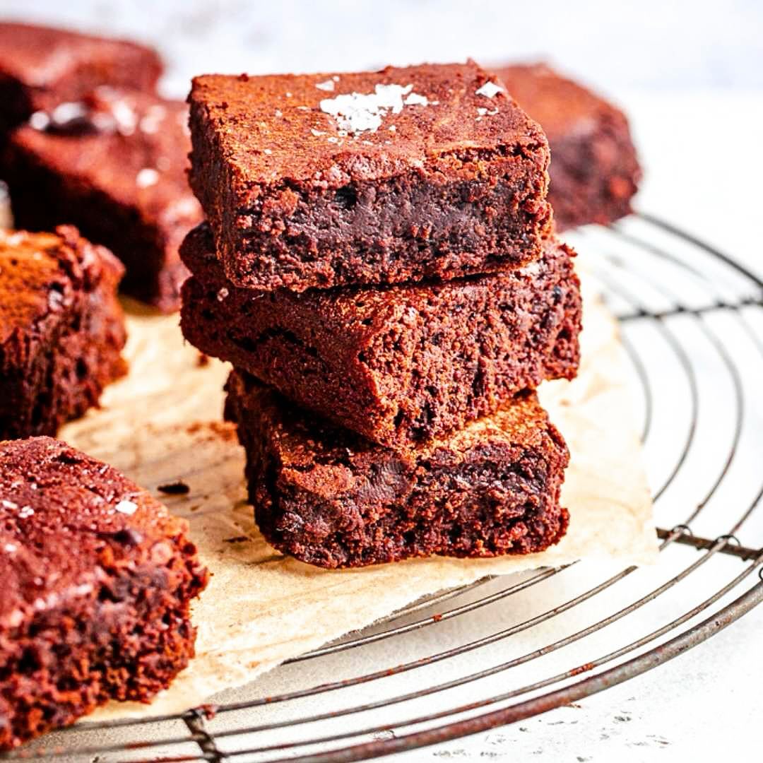 Brownie dilemma! 🤔 Are you a chocolate or cocoa powder brownie baker? We’ve tried both ways and the difference is here: Chocolate adds richness, creaminess, and a smoother texture due to its cocoa butter content. It also results in a well-balanced flavour profile. 🤎Cocoa powder on the other hand, intensifies the chocolate taste without the additional fats, resulting in a chewier texture. Cocoa powder is also more suitable for those watching their fat intake. 🤷‍♂️ Can’t decide? Adding both chocolate and cocoa powder is our go-to approach. Find out how to make the perfect brownies every time; read our new blog with our top baking tips. Link on our bio or hop on our website foodthoughts.co.uk/perfect-brownie/🔄